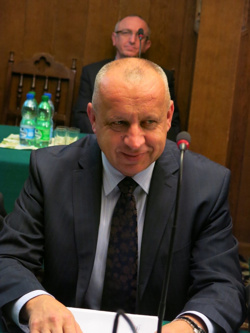 Piotr Paczóski będzie musiał złożyć mandat radnego.