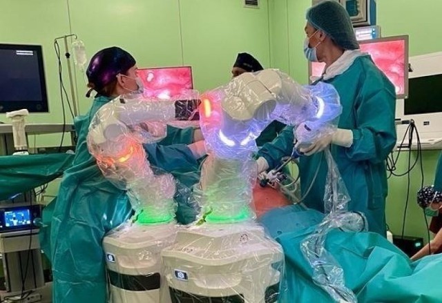 W ramach budżetu na 2023 r. lekarze z Opolskiego Centrum Onkologii będą się szkolić w obsłudze nowoczesnego robota chirurgicznego Versius.
