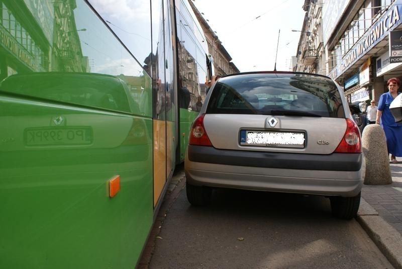 Poznań: Zaparkowali na torowisku. Sparaliżowali ruch na Gwarnej [ZDJĘCIA]