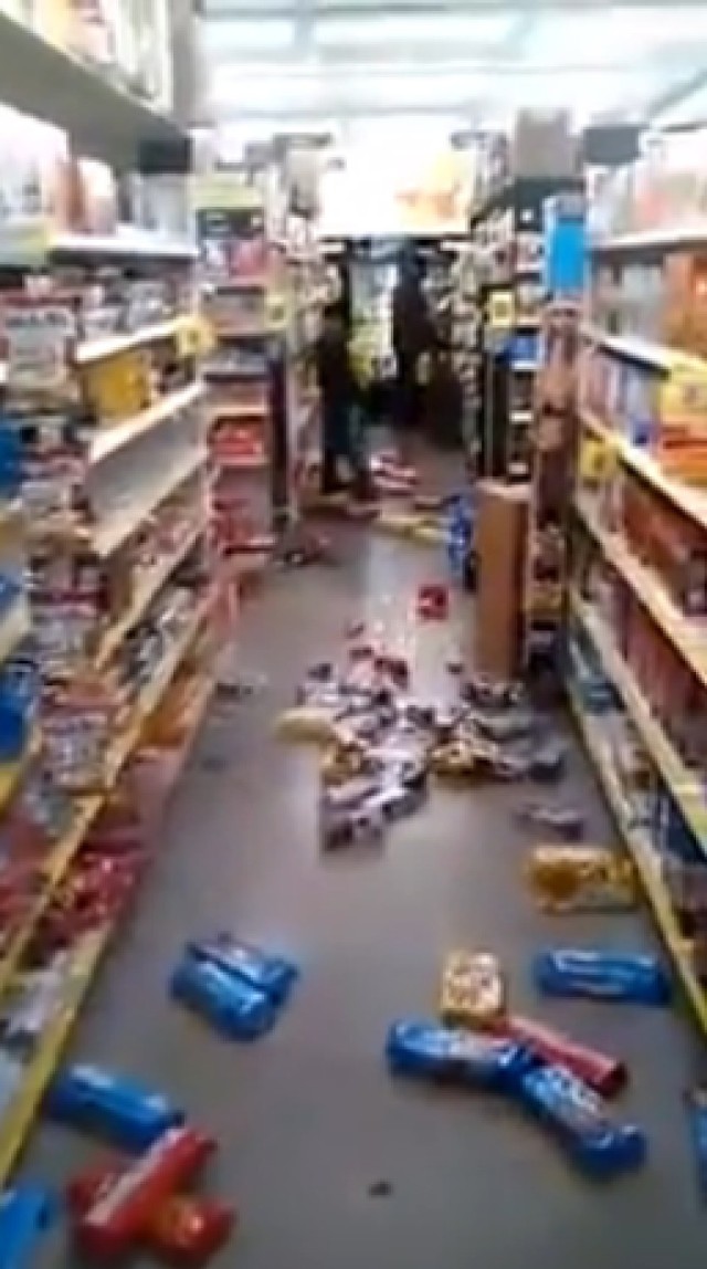 Dziecko demoluje sklep  w USA