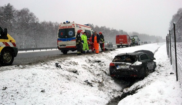 Auto wpadło do rowu przy A4 na wysokości Jaworzna