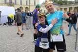 7. PKO Białystok Półmaraton. Setki osób pobiegło po zdrowie dla Madzi i Julka. Tak połączyli sport z pomaganiem 