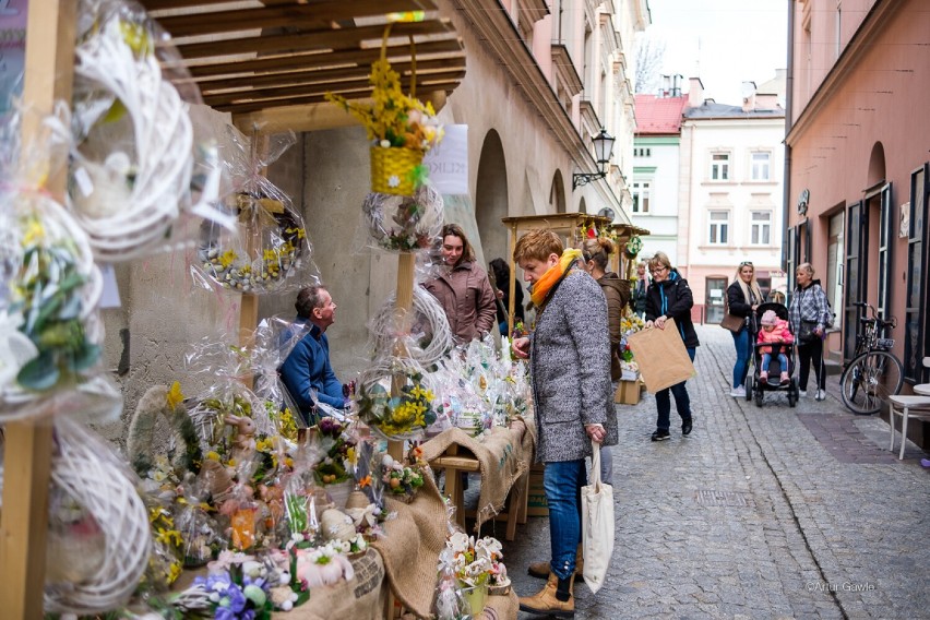 Kiermasz Wielkanocny przy ulicy Piekarskiej w Tarnowie już trwa. Na stoiskach przepiękne ozdoby świąteczne [ZDJĘCIA]