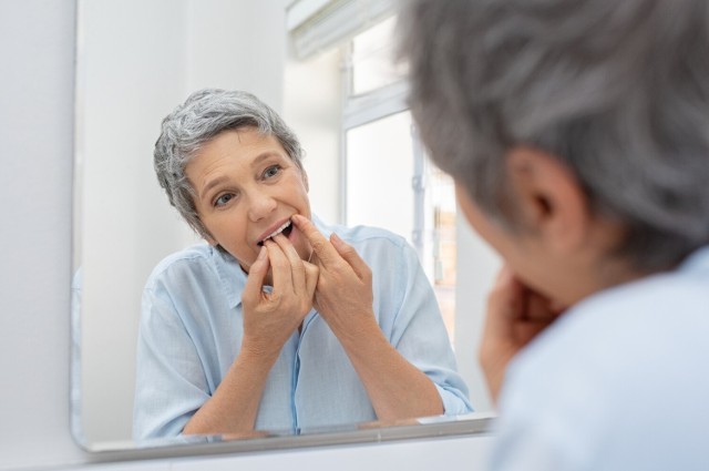 Nitkowanie zębów często jest pomijane lub traktowane jako opcjonalny zabieg higieny jamy ustnej
