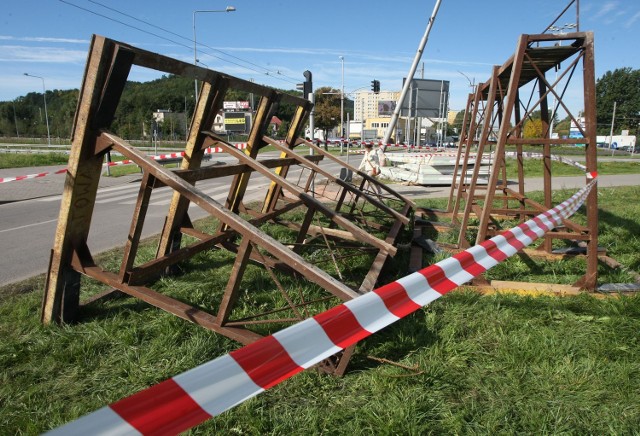 Wypadek w Gdyni 18 09 2013. Z ciężarówki spadły betonowe płyty