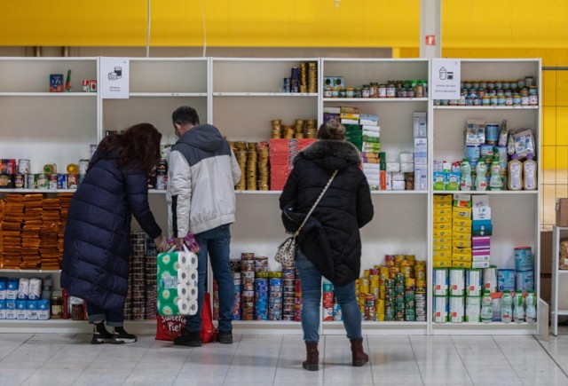 - Apeluję przede wszystkim o żywność z długim terminem ważności i wodę. Tych produktów w ogóle nie mamy w punkcie - mówi zastępca naczelnika Wydziału Komunikacji Urzędu Miejskiego w Bielsku-Białej Krzysztof Gałuszka.