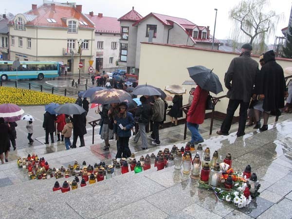 Na schodach prowadzących do jaworznickiej  Kolegiaty św....