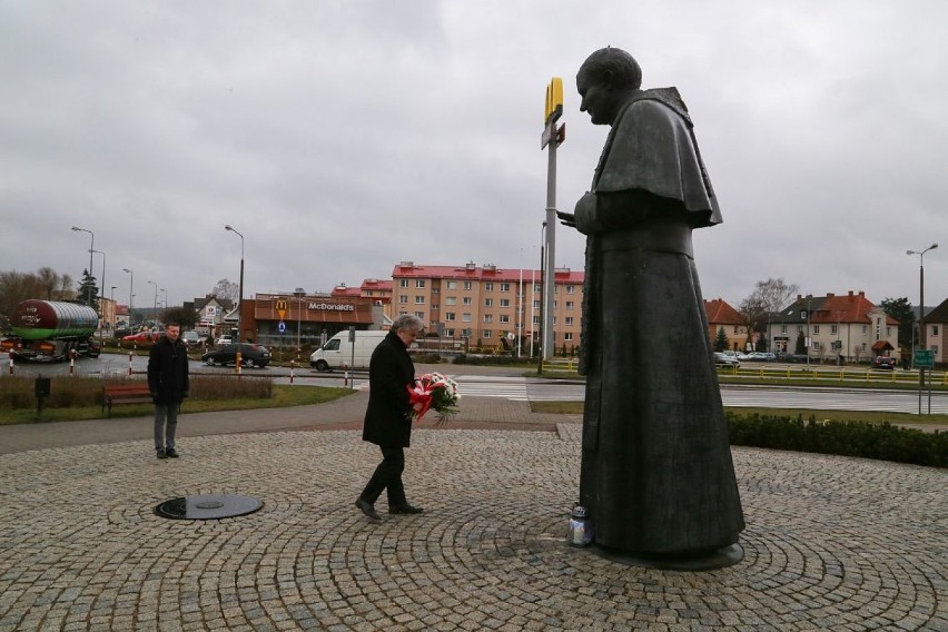 Rocznica śmierci św. Jana Pawła II. Władze Lęborka złożyły kwiaty pod pomnikiem papieża[ZDJĘCIA]