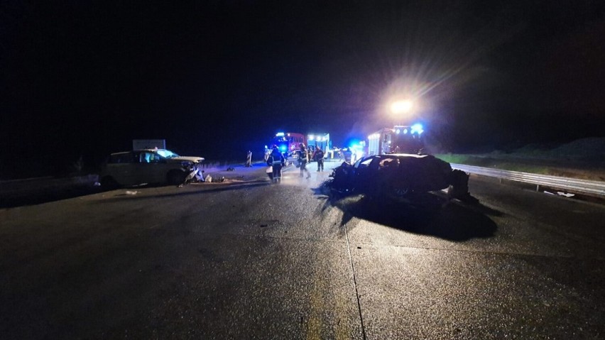 Wypadek na DK 1 w okolicach Kamieńska. Kierowca bmw doprowadził do czołowego zderzenia. Trzy osoby ranne