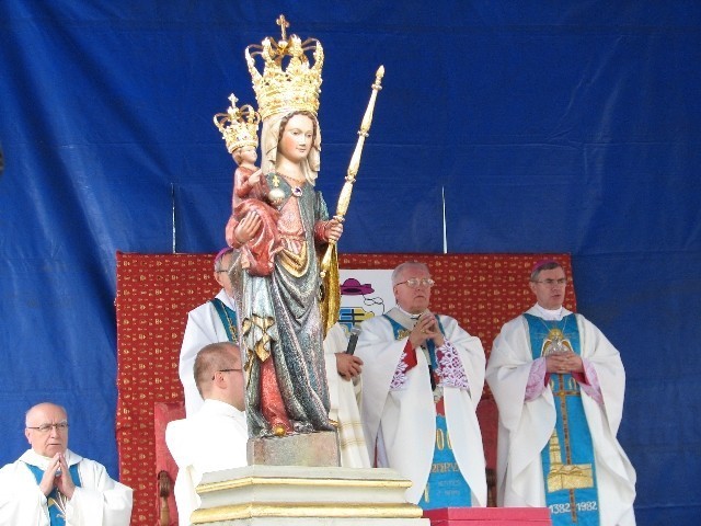 Koronacja w Leśniowie zgromadziła kilka tys. osób: Są już nowe korony dla Matki Bożej
