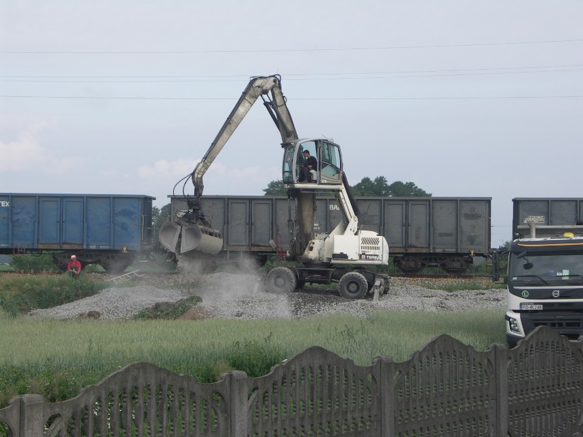 Dowożą tłuczeń na torowisko linii kolejowej Krotoszyn-Wrocław w Cieszkowie [ZDJĘCIA]