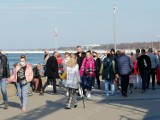 W Kołobrzegu tłumy na plaży, nie zabrakło kąpiących się. Kto  mógł korzystał z pięknej pogody 