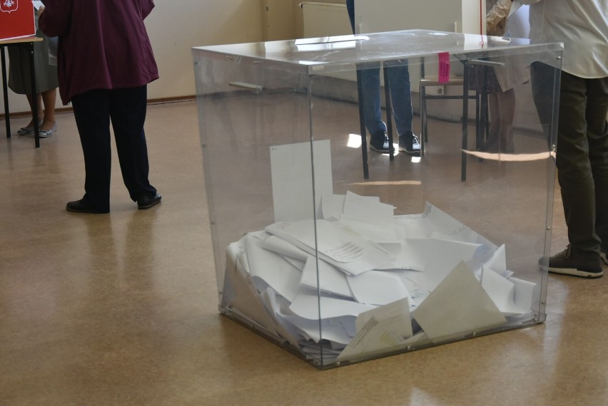 Głosowanie w Obwodowej Komisji Wyborczej przy ulicy...