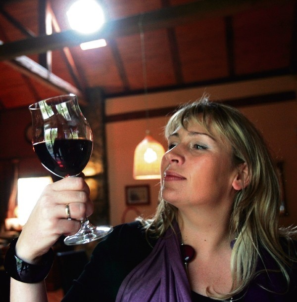 Sylwia Gabryś  próbuje swoje wino.