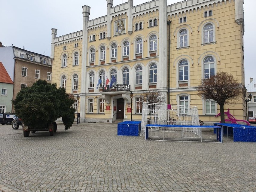 WSCHOWA. Boże Narodzenie 2019. Ozdoby świąteczne na Rynku już gotowe [ZDJĘCIA]