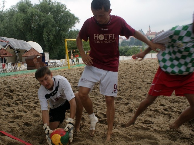 Marcin Wolski (z lewej) oraz Paweł Friszkemut (czerwona koszulka) są w szerokiej kadrze Polski w futbolu plażowym
