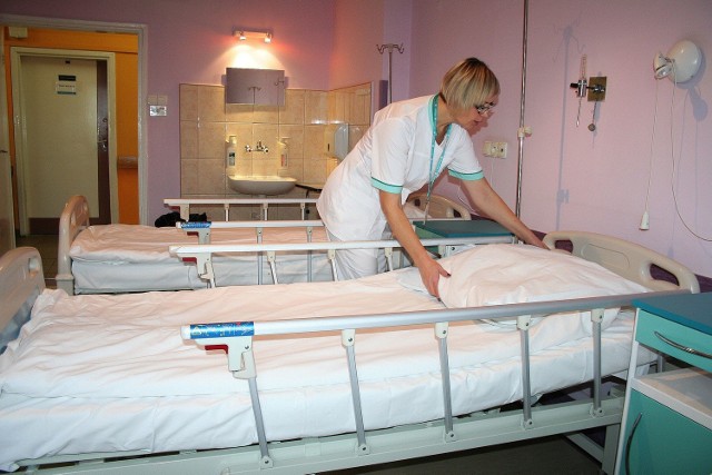 Jolanta Wojnarowska -Przestrzewska, położna koordynująca  na oddziale ginekologicznym, chwali nowe łóżka