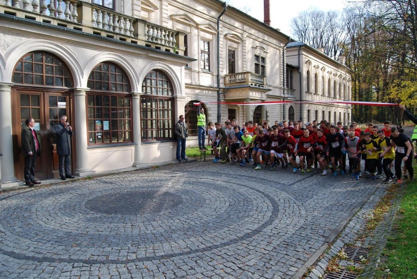 W Żywcu stu uczniów przebiegło 100  kilometrów na 100-lecie odzyskania  niepodległości [ZDJĘCIA]