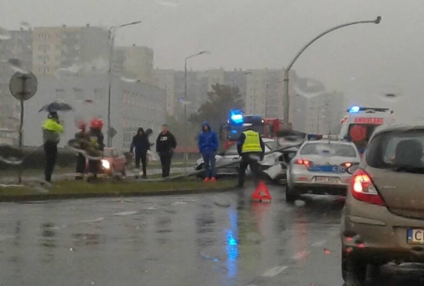 Wypadek w Bydgoszczy. Kierowca BMW ściął latarnię! [zdjęcia, wideo]