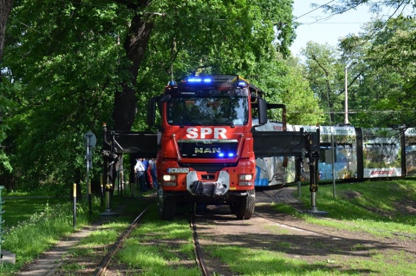 Tramwaj wykoleił się na Krzykach. Zobacz zdjęcia