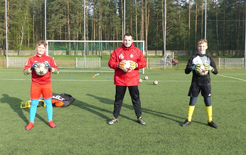 Trener Patryk Cydzik podczas treningu bramkarskiego z zawodnikami drużyny D2 Natanem Łukaszukiem i Filipem Krefftem.