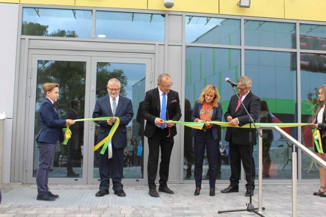 Od roku w Dębnicy stoi piękny, nowoczesny kompleks z dużą halą sportową. I nie brakuje tam nic: są szafki dla uczniów, nowoczesne sale lekcyjne, pracownia komputerowa, zaplecze kolorowych szatni i toalet oraz korytarze dostosowane do potrzeb niepełnosprawnych.