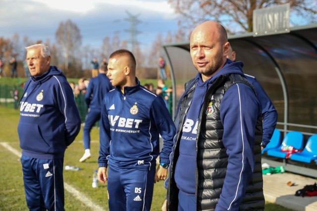 Dawid Szulczyk (w środku) pomiędzy legendą Wisły Kraków w jej sztabie Kazimierzem Kmiecikiem i pierwszy trenerem Arturem Skowronkiem