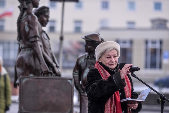 Obchody Międzynarodowego Dnia Pamięci o Ofiarach Holokaustu przy pomniku kindertransportow w Gdańsku. E obchodach udział wzięli m.in. Aleksandra Dulkiewicz, Piotr Grzelak, Piotr Borawski, Piotr Kowalczuk, Kacper Płażyński, Henryka Krzywonos.