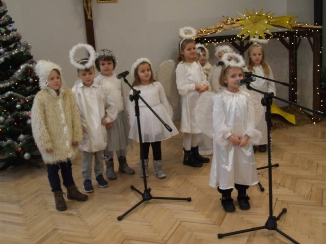 Konkurs Kolęd i Pastorałek pod patronatem starosty chełmińskiego zorganizowano w Katolickiej Pallotyńskiej Szkole Podstawowej w Chełmnie. Przewodniczącym konkursowego jury był ks. Kazimierz Pytka. W komisji zasiadały również Lidia Piechota i Marzanna Pieniążek. Jury obejrzało 22 występy.

- Atmosfera była bardzo fajna - mówi Magdalena Witkowska, zastępca dyrektora szkoły. - Zapraszamy wszystkich lubiących śpiewać do nas za rok. 

W kategorii przedszkola - wśród solistów i solistek - wygrał Ludwik Lica z Kolna, a za nim uplasował się Jan Buliński z przedszkola Brzdąc w Chełmnie.  Wśród zespołów wokalnych najwyżej oceniono reprezentację przedszkola Tęczowy Zakątek w Chełmnie, na kolejnych miejscach uplasowały się przedszkola Calineczka z Chełmna i Brzdąc z Chełmna. 

Natomiast w kategorii szkoła podstawowa kl. I-III wśród solistów i solistek jury zaczarowała Lena Grązka z Krusina. Drugie miejsce zajęła Zuzanna Wilczarska ze SP nr 1 w Chełmnie, a trzecie -  Julia Starszak z Trzebcza Szlacheckiego. Wśród zespołów wokalnych najlepiej wypadł ten ze SP w Krusinie, drugie miejsce zajął zespół z SP w Starogrodzie, a trzecie - z SP nr 1 w Chełmnie.

W kategorii szkoły podstawowe kl. IV-VIII komisja przyznała pierwszą nagrodę wśród solistów i solistek Judycie Niedźwiedzkiej z Krusina, drugie - Rafałowi Wróblewskiemu e Szkoły Podstawowej nr 2 w Chełmnie, a na trzecim uplasowała się Aneta Wnęk z Krusina. Z kolei wśród zespołów wokalnych najwyżej oceniony został ten ze Szkoły Podstawowej w Chełmnie, na drugim miejscu znalazł się ten ze SP w Trzebczu Szlacheckim, a na trzecim - z SP w Krusinie.