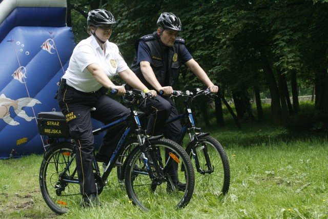 Straż miejska - rower odnaleziony w żywopłocie czeka na właściciela