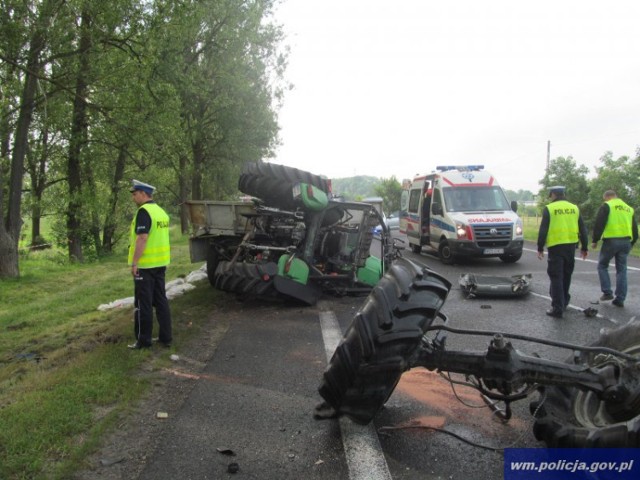 W środę 4 czerwca br. przed godziną 8.00 policjanci zostali powiadomieni w wypadku drogowym, do którego doszło na drodze krajowej nr 7 w okolicy Ostródy. Ze wstępnych ustaleń funkcjonariuszy pracujących na miejscu wynika, że kierowca samochodu osobowego, wyprzedzając ciągnik rolniczy, nagle gwałtownie zahamował, zahaczył o ciągnik, którego kierowca wjechał na przeciwległy pas ruchu.