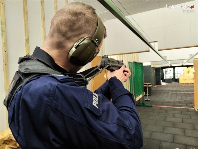 Pod okiem instruktorów strzelali do tarczy zza zasłony i w ruchu, przy użyciu różnych rodzajów broni.