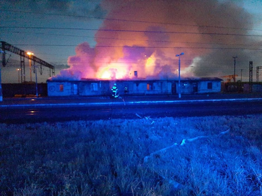 W nocy z piątku na sobotę płonął budynek pustostanu na...