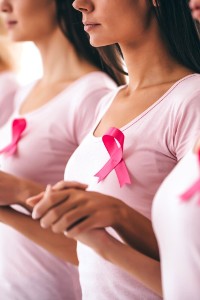 Rak piersi często daje niejasne objawy. Jakie dolegliwości powinny zaniepokoić?
