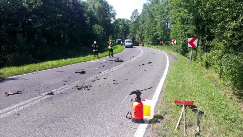 Wypadek motocyklisty w Kobiórze. 30-latek uderzył w tira i osobówkę [ZDJĘCIA]