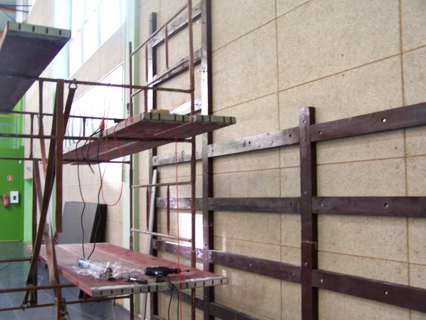 Trwa montaż ścianki wspinaczkowej w Kole