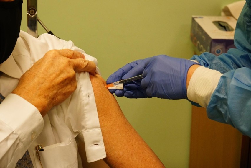 Jak przebiegają szczepienia na COVID-19 w szpitalu w...
