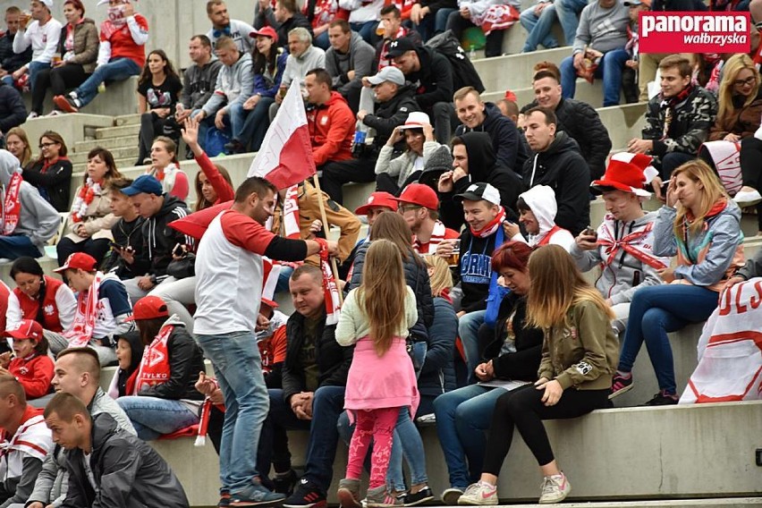 Wałbrzych dopingował naszym na Mundialu. Polska- Kolumbia: strefa kibica przy Galerii Victoria. 