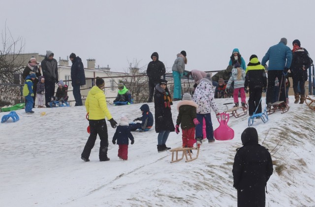 W niedzielę po opadach śniegu odwiedziliśmy park na Gołębiowie II oraz park Leśniczówka. Dużym powodzeniem wśród dzieci cieszyły się górki saneczkowe. Były one oblegane przez tłumy miłośników sportów zimowych. 
>