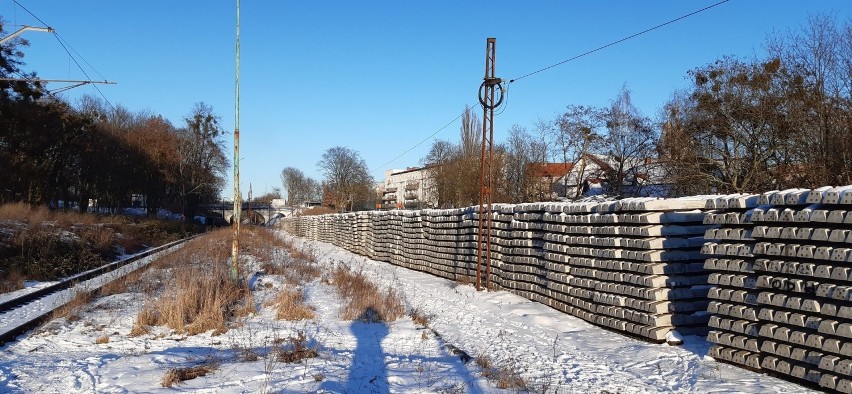 Na placu budowy Szczecińskiej Kolei Metropolitalnej zapadł zimowy sen. Finał prac dopiero w 2023 roku? 