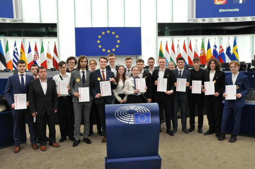 W sali plenarnej Parlamentu Europejskiego wręczono dyplomy...