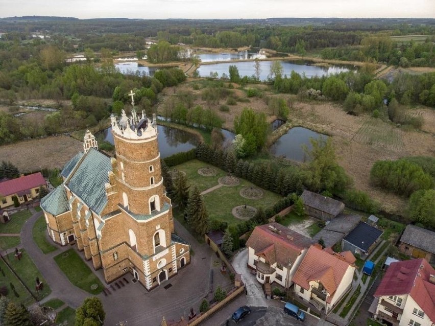 8. Chodel - dawne miasto z renesansowym kościołem
• około 46...