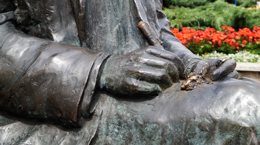 Pomnik Mariana Rejewskiego po raz kolejny padł ofiarą wandala. Tym razem 14-letniego [wideo]