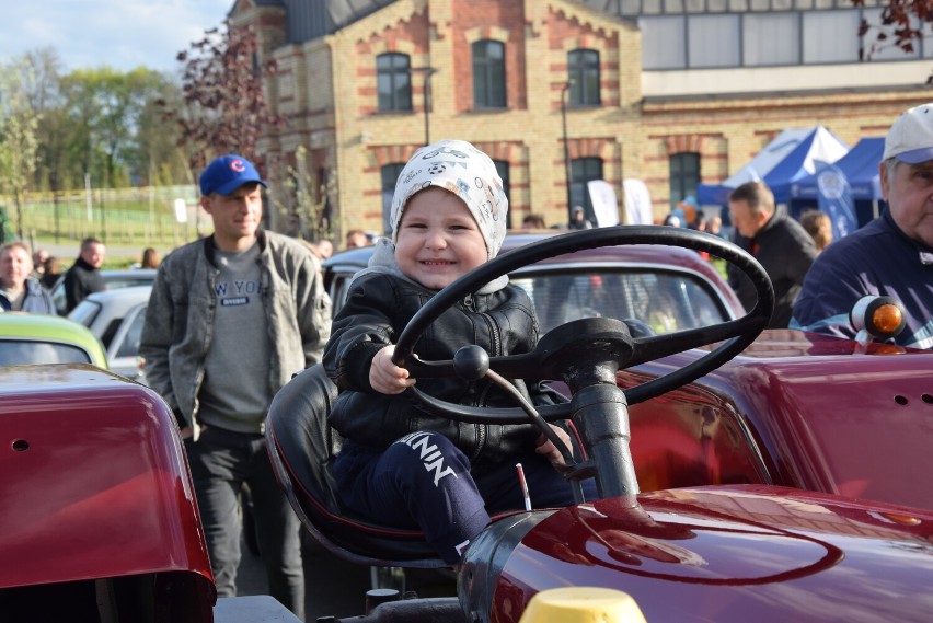 Suwalskie Klasyki Nocą. Tłumy suwalczan oglądały stare samochody 