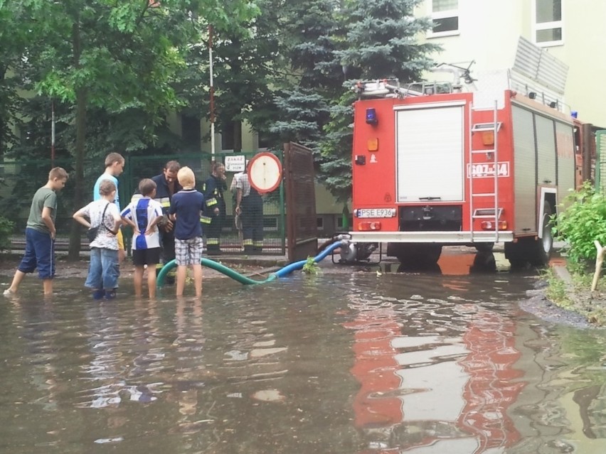 Ulewa w Śremie. Strażacy wypompowywali wodę, bo studzienki kanalizacyjne nie wszędzie były drożne