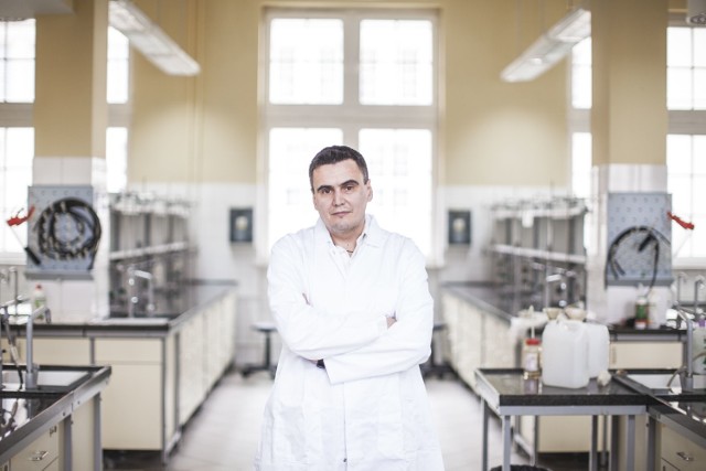 Prof. Marcin Drąg pracuje w Zakładzie Chemii Bioorganicznej PWr.