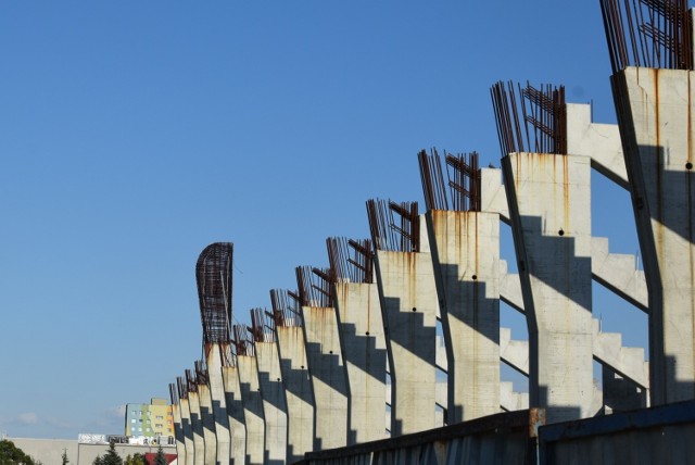 W czwartkowe popołudnie nikt nie pracował przy budowie nowego stadionu Radomiaka przy ulicy Struga 63. Patrząc na trybunę północną, której demontaż jest konieczny, by między innymi wzmocnić pod nią grunt, nie został on jeszcze zakończony. Konieczne są również inne poprawki przy stojącej konstrukcji.
Zgodnie z umową termin dokończenia Radomskiego Centrum Sportu to 15 stycznia 2021 roku, ale już dziś można powiedzieć, że termin ten, jeśli chodzi o nowy stadion Radomiaka, jest nierealny.