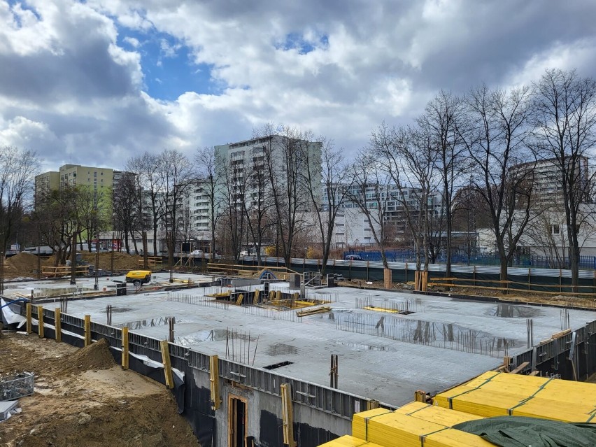 Centrum Aktywności Międzypokoleniowej w Warszawie. Wraz z wiosną budowa nowego obiektu nabrała rozpędu. Tak postępują prace