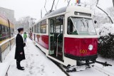 Warszawska parada tramwajów w zimowej aurze. Zabytki wyjechały na tory pomimo trudnych warunków