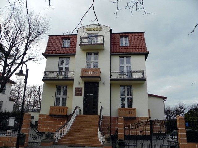 Modernistyczną willę zaprojektował Wacław Podkowik. Zbudowano ją w 1925 roku. Mieści się w niej pensjonat Wanda. 
Fot. Darek Szczecina